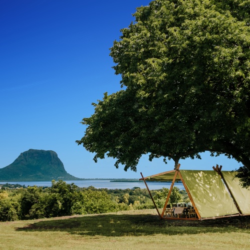 Installation Couverte sur le Green Lawn avec vue panoramique sur le montagne à l'île Maurice