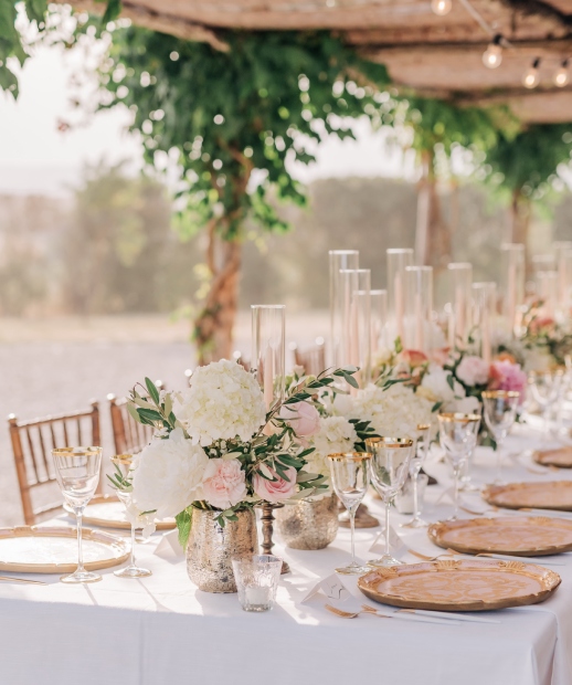 Table de réception de mariage en extérieur pour événement à Case Noyale