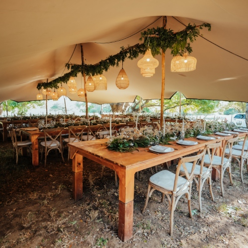 Installation de tables pour dîner au Pavillon de Case Noyale